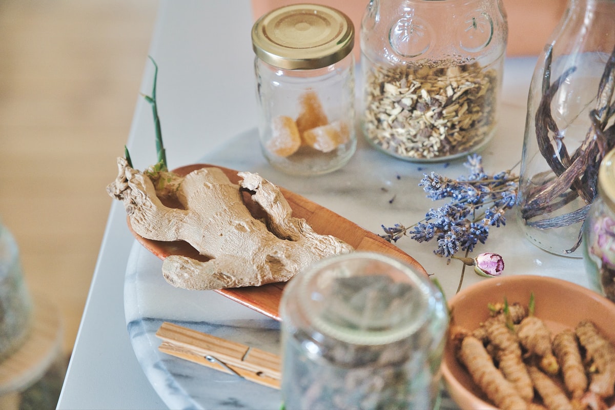Frische Frühstücksplatte mit Eiern und Nüssen